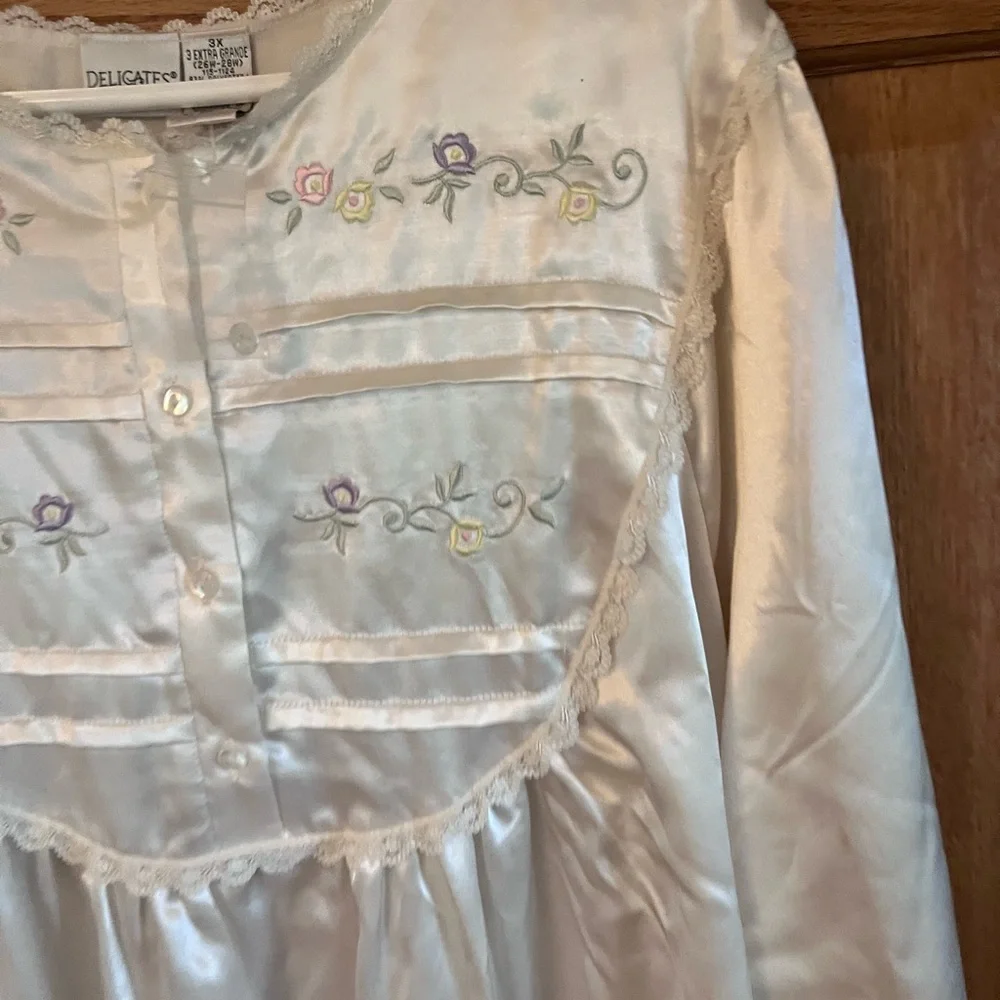 Delicates lace trim, embroidery romantic nightgown